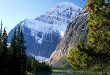 她笔下的天涯天地：方圆万里，也不止三百字。